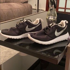 nike roshe black & white size 4.5 in kids